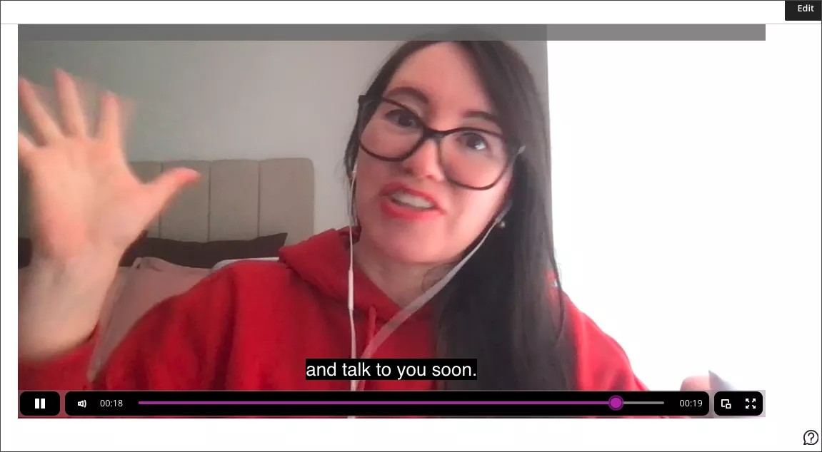 Profesor mostrado en la grabación en un documento mejorado