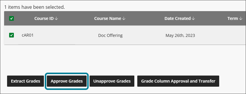 Le cours Doc Offering est sélectionné. Les boutons Extraire les notes, Approuver les notes, Annuler l’approbation des notes et Approuver et transférer la colonne de notes se trouvent en bas. Le bouton Approuver les notes est surligné en bleu.