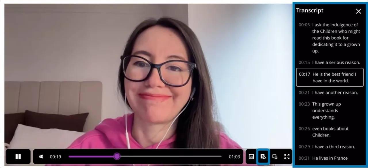 Kvinna som talar i videostudioinspelning. Transkription visas på den högra sidopanelen och knappen för transkriptionskontroll i den nedre panelen för videon är markerad.