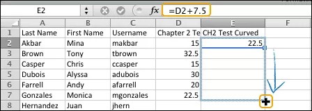Una hoja de cálculo de Excel que muestra una columna junto a la columna de calificación para el Examen del Capítulo 2 llamada CH2 Test Curved. La fórmula "=D2+7.5" se ha introducido para la celda E2 y está resaltada en naranja. Una flecha muestra el signo + en la esquina de la celda E2 arrastrado hasta la esquina de la celda E7.