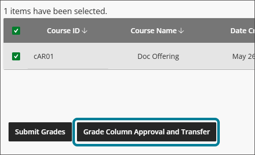 Se elige el curso Doc Offering. Hay botones Enviar calificaciones y Aprobación y transferencia de columnas de calificaciones en la parte inferior, y Aprobación y transferencia de columnas de calificaciones está resaltada en azul.