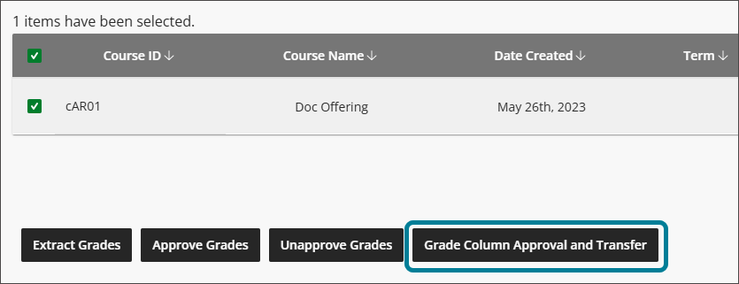 Se selecciona el curso Doc Offering. En la parte inferior hay botones Extraer calificaciones, Aprobar calificaciones, Anular aprobación de calificaciones y Aprobar y transferir columnas de calificación. El botón Aprobación y transferencia de columna de calificación está resaltado en azul.