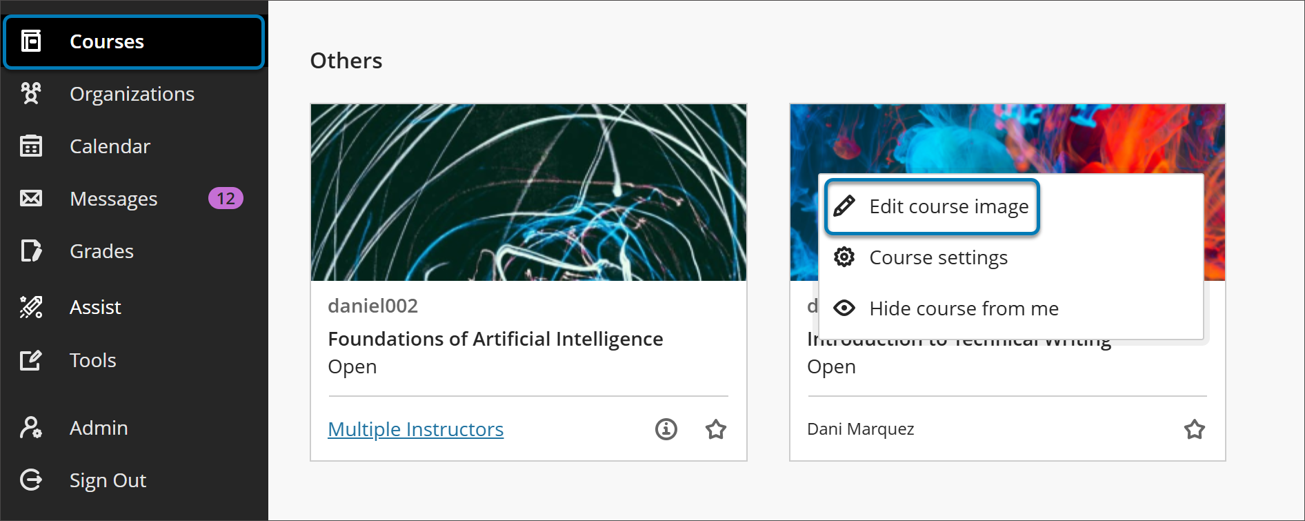 Imagen de la página Cursos de la navegación base. El curso de Introducciones a las Humanidades tiene el menú de elipse abierto y Editar está en el menú desplegable