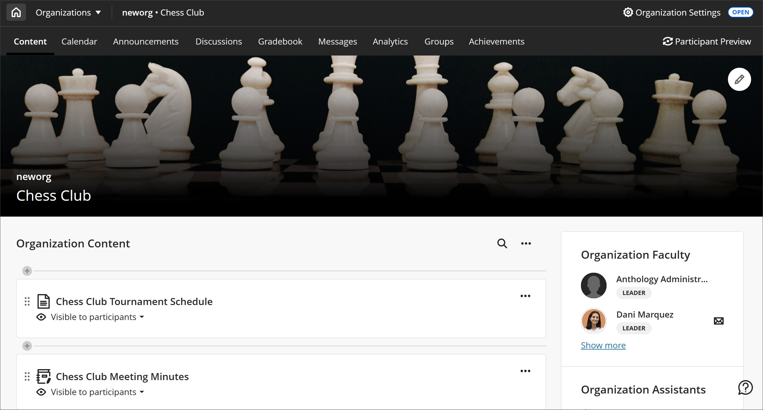 La página de inicio de una organización llamada Chess Club. La pancarta muestra un conjunto de piezas de ajedrez blancas. En la mitad inferior de la página, el contenido de la Organización y el contenido de la Facultad de la Organización aparecen en un panel a la derecha del contenido.