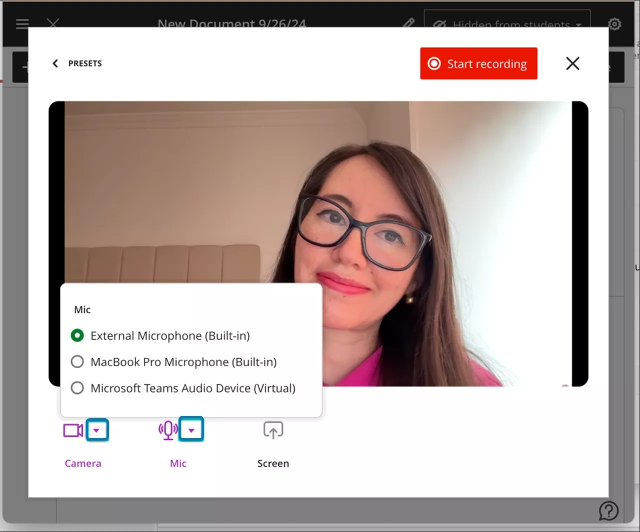 Mujer hablando en una grabación de Video Studio. Opciones de selección de dispositivo resaltadas.
