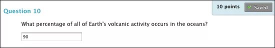 Ejemplo de una pregunta numérica. La pregunta es "¿Qué porcentaje de toda la actividad volcánica de la Tierra ocurre en el océano?" con un cuadro de texto para que el estudiante ingrese un número.