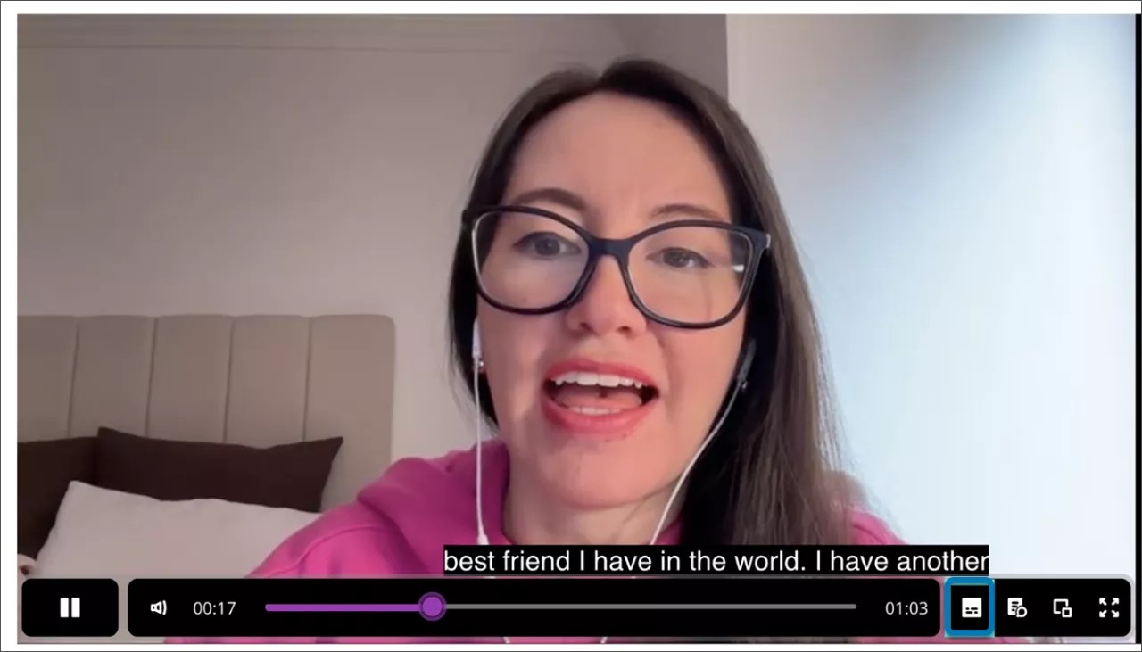 Vrouw die in Videostudioopname spreekt. Ondertiteling wordt weergegeven en de bedieningsknop voor ondertiteling in het onderste paneel van de video is gemarkeerd.