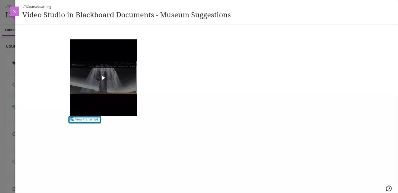 Enregistrement en studio vidéo affiché à la taille d'un quart. Le bouton Afficher la transcription se trouve en dessous de l'enregistrement. Le bouton est surligné en bleu.